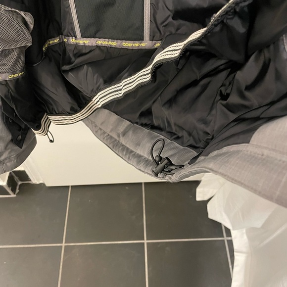 Obermeyer Snowboard Jacket - Men’s medium - Picture 12 of 13